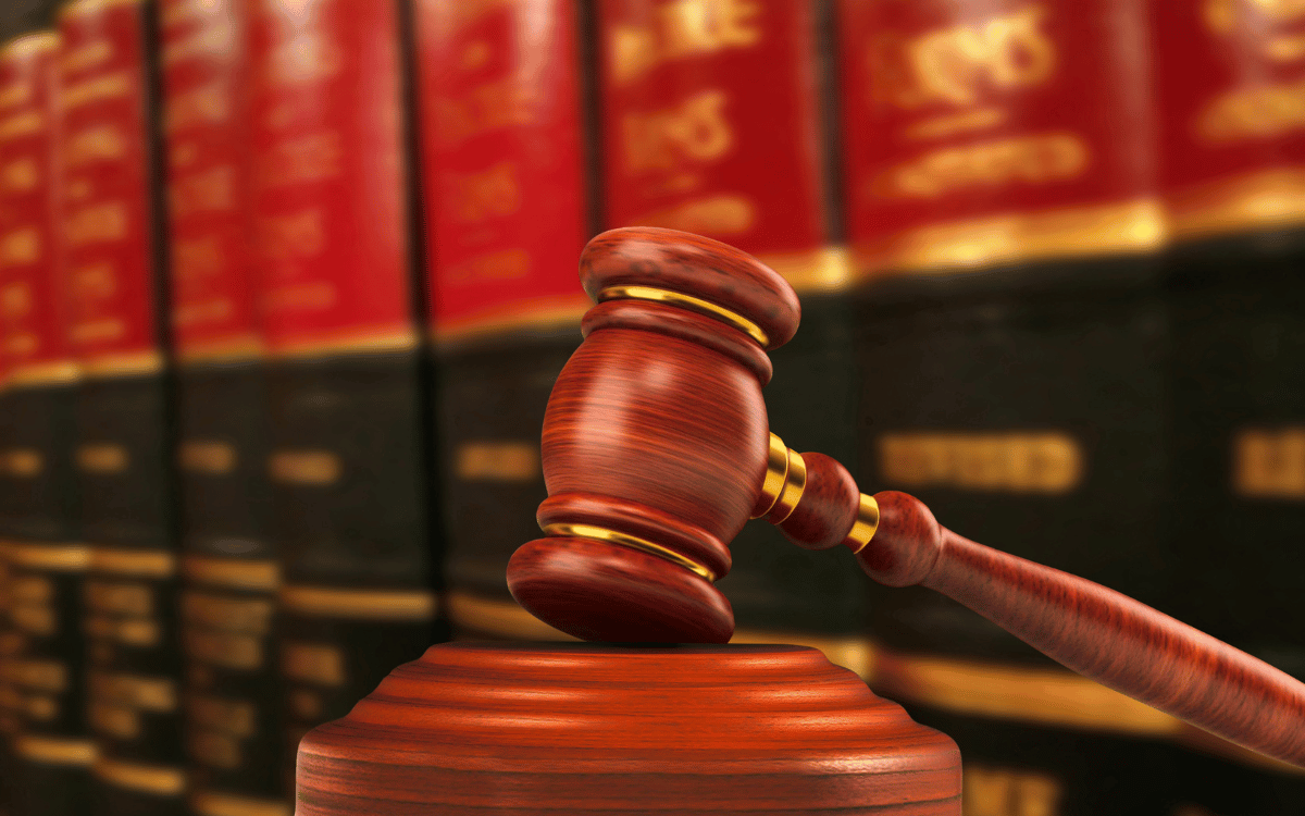 Reunión entre abogado y cliente analizando un caso en un despacho de abogados