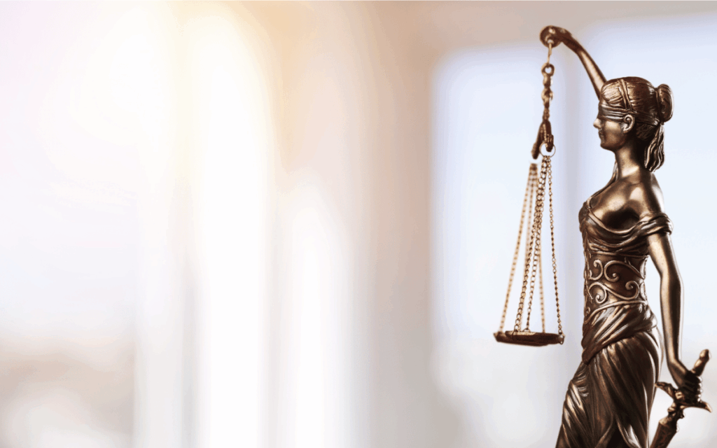 Equipo profesional de un despacho de abogados en Burgos trabajando en una reunión jurídica