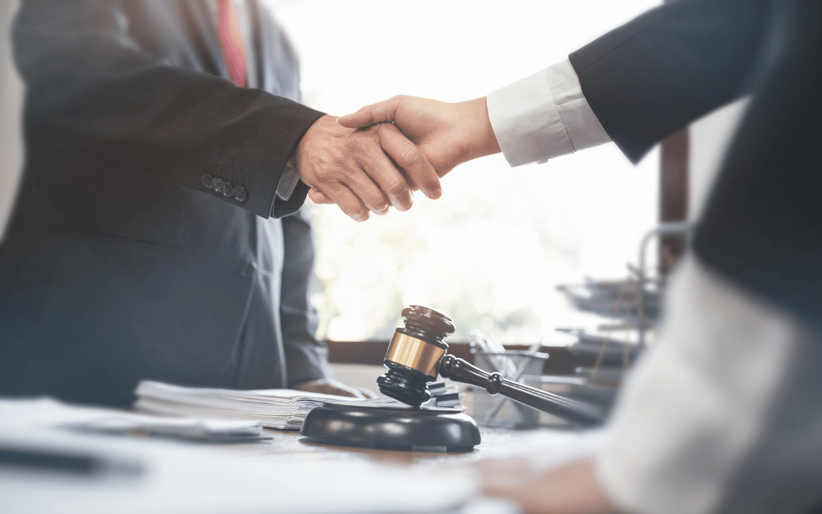 Equipo de abogados trabajando en la preparación de un caso complejo
