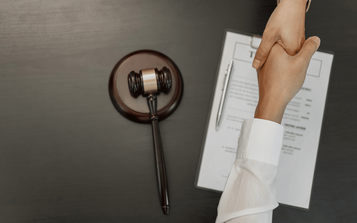 Abogado revisando documentación legal en un despacho profesional durante una consulta jurídica