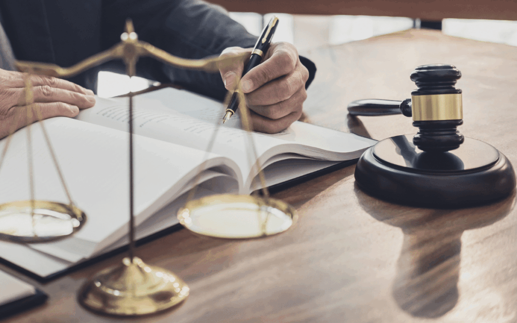 Profesional del derecho explicando estrategia legal a un cliente en oficina jurídica