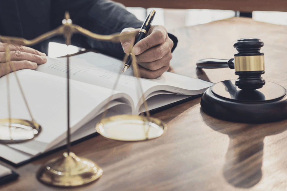 Profesional del derecho explicando estrategia legal a un cliente en oficina jurídica