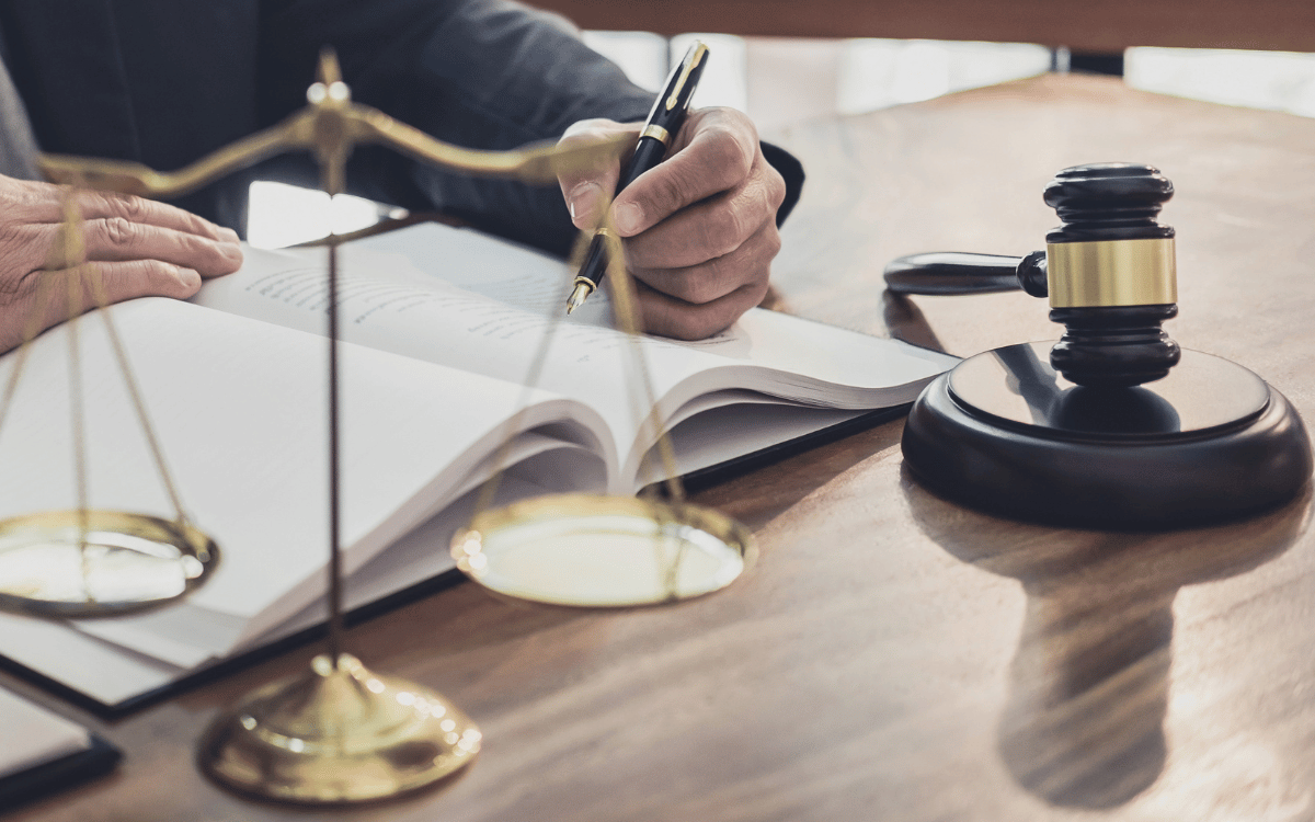 Profesional del derecho explicando estrategia legal a un cliente en oficina jurídica