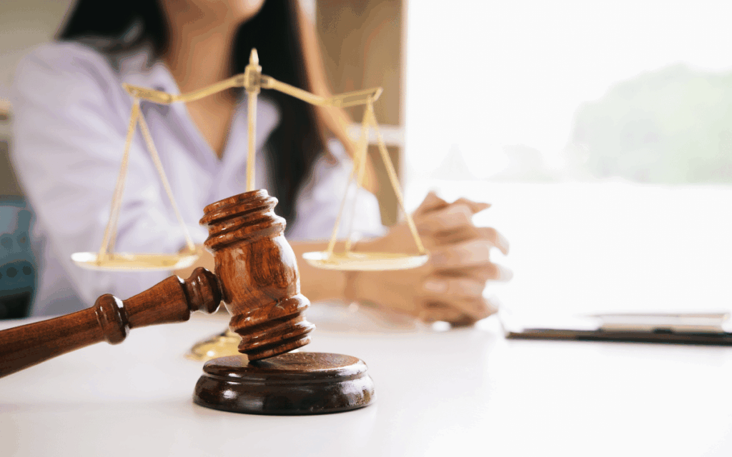 Reunión de asesoramiento legal en despacho de abogados para derecho civil con cliente particular