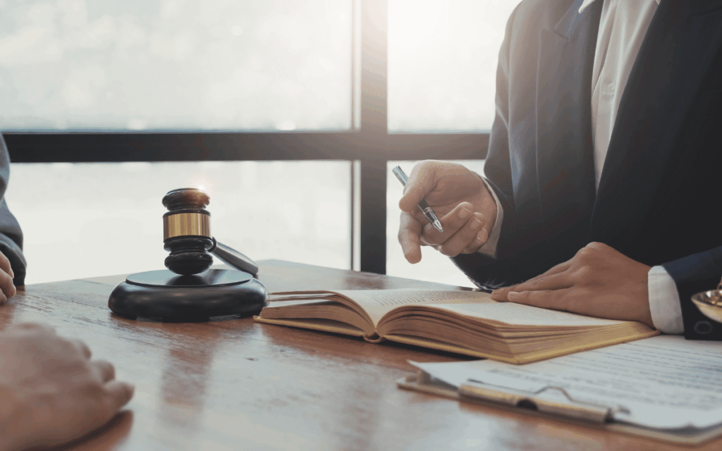 Abogado revisando contrato de compraventa inmobiliaria en despacho profesional