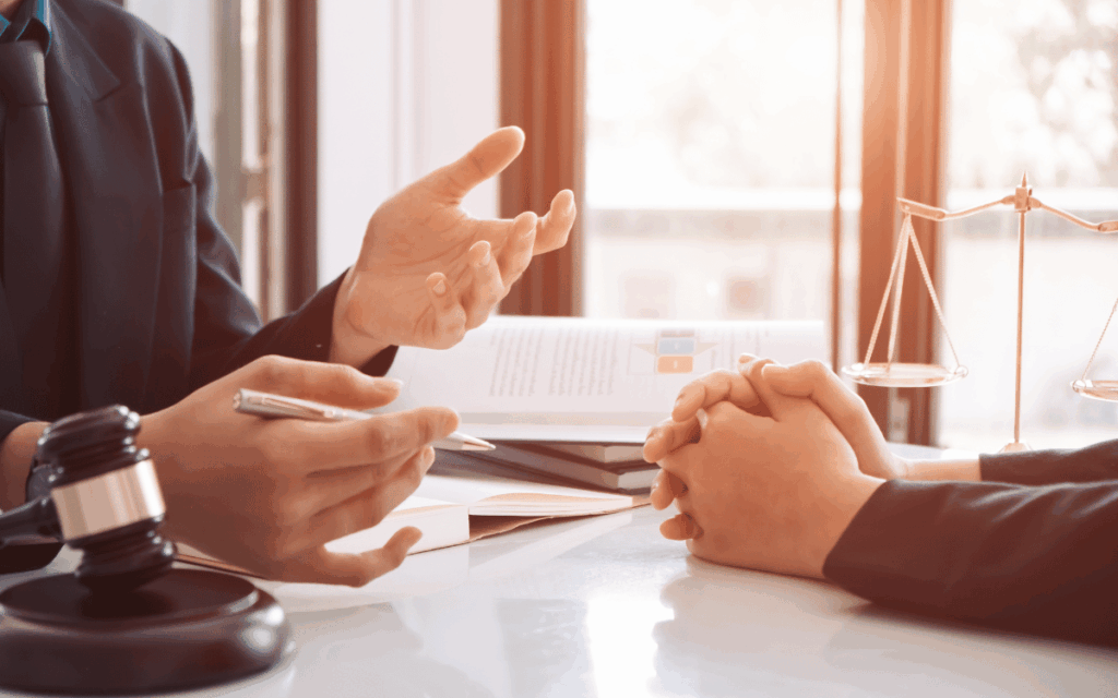 Reunión de asesoramiento en despacho de abogados para derecho inmobiliario con cliente