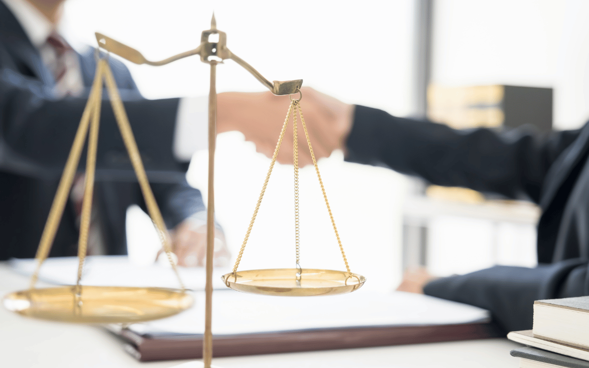 Abogado especializado en derecho mercantil revisando contratos empresariales en despacho profesional