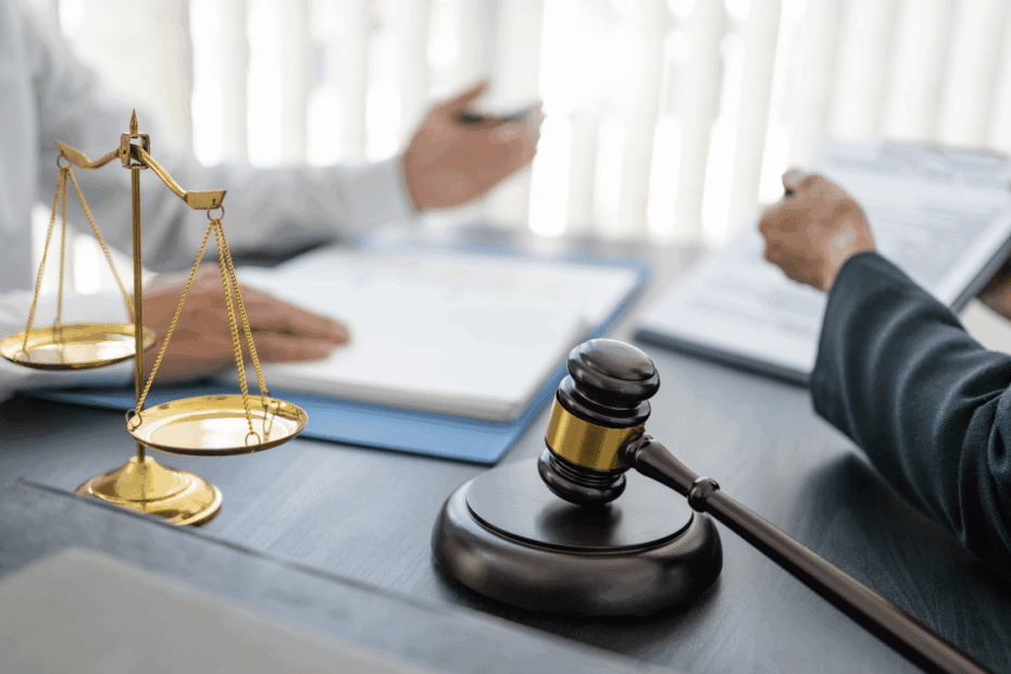 Empresarios recibiendo asesoramiento legal en un despacho de abogados para derecho mercantil