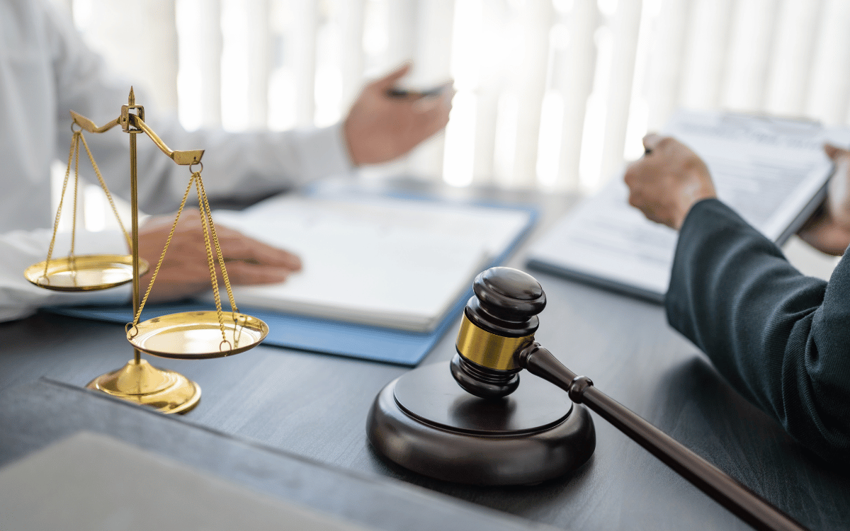 Empresarios recibiendo asesoramiento legal en un despacho de abogados para derecho mercantil