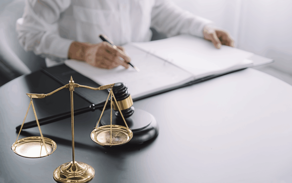 Reunión de equipo jurídico en un despacho de abogados para derecho mercantil asesorando a una empresa