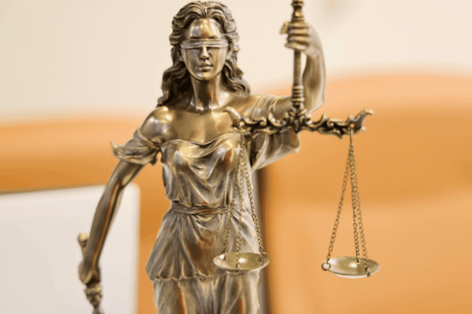 Abogado especializado en derecho mercantil revisando contratos empresariales en un despacho
